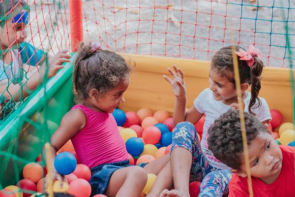 Skum legesæt er en vigtig, sikker og sjov måde for børn at have det sjovt på